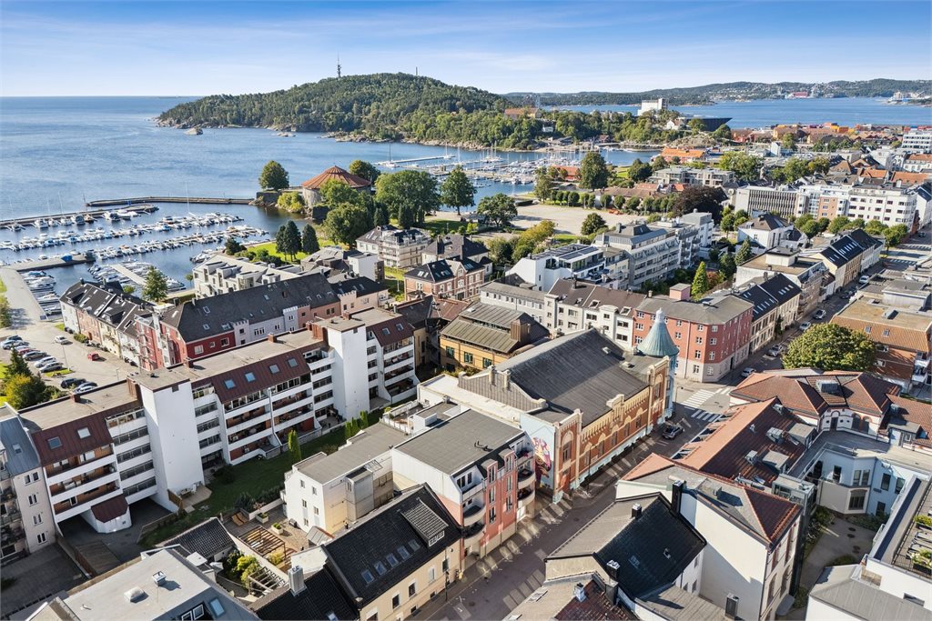 Velkommen til Kongens gate 60 - flott beliggenhet tilbaketrukket mellom Kongens gate og Østre Strandgate. 