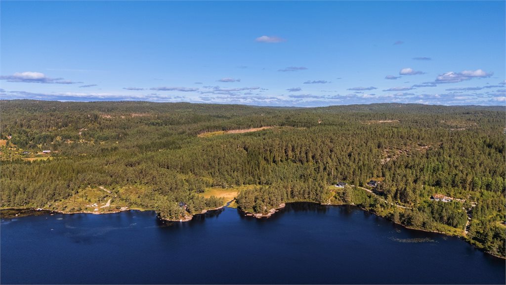 Eiendommen ligger i naturskjønne omgivelser ved Høverslandsvannet, med nærhet til flotte tur- og friluftsområder.