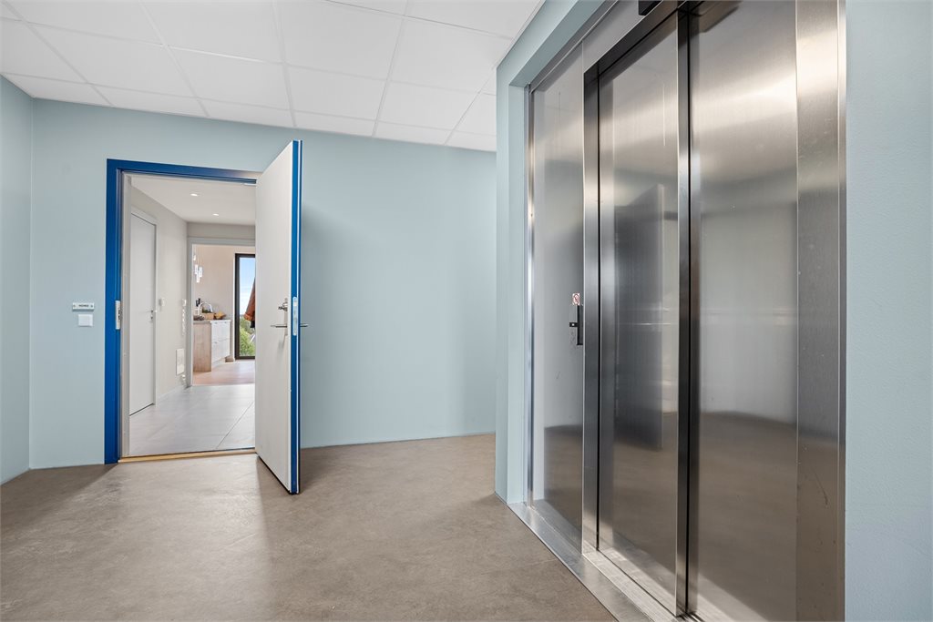 Leiligheten har svært enkel adkomst med heis som stopper rett utenfor inngangsdøren.