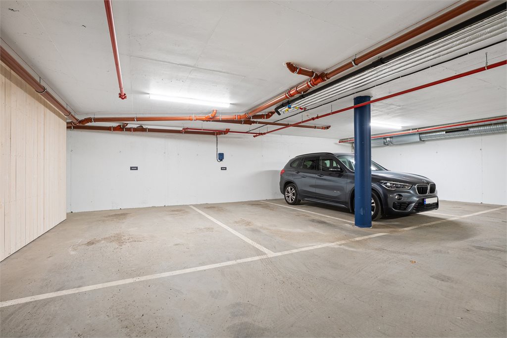 En ekstra komfort i hverdagen er heisen som tar deg direkte ned til privat parkeringsplass i lukket parkeringsanlegg. (den midterste)