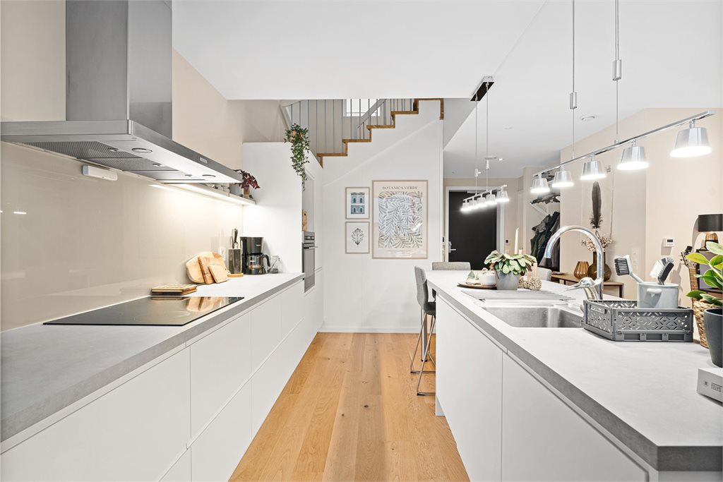 Stilrent kjøkken med gode arbeidsflater og moderne løsninger.