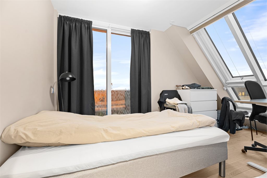 Soverom 1 med utgang til egen balkong.