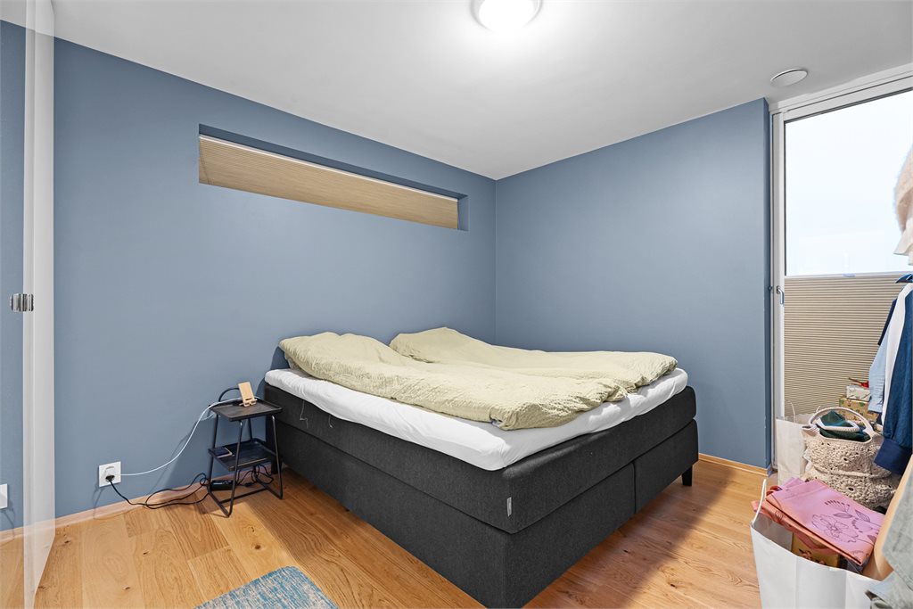 Soverom 2 med god plass til dobbeltseng og garderobeskap.