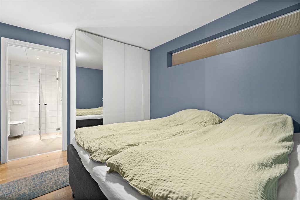 Soverommet har direkte adkomst til badet.