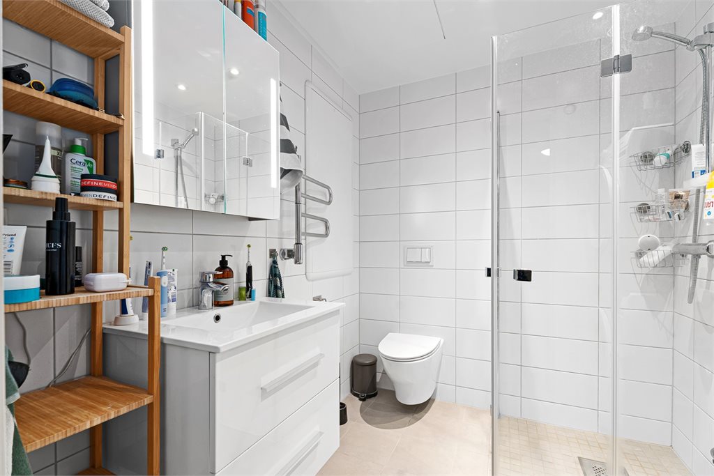 Pent og tidløst bad med moderne innredning.