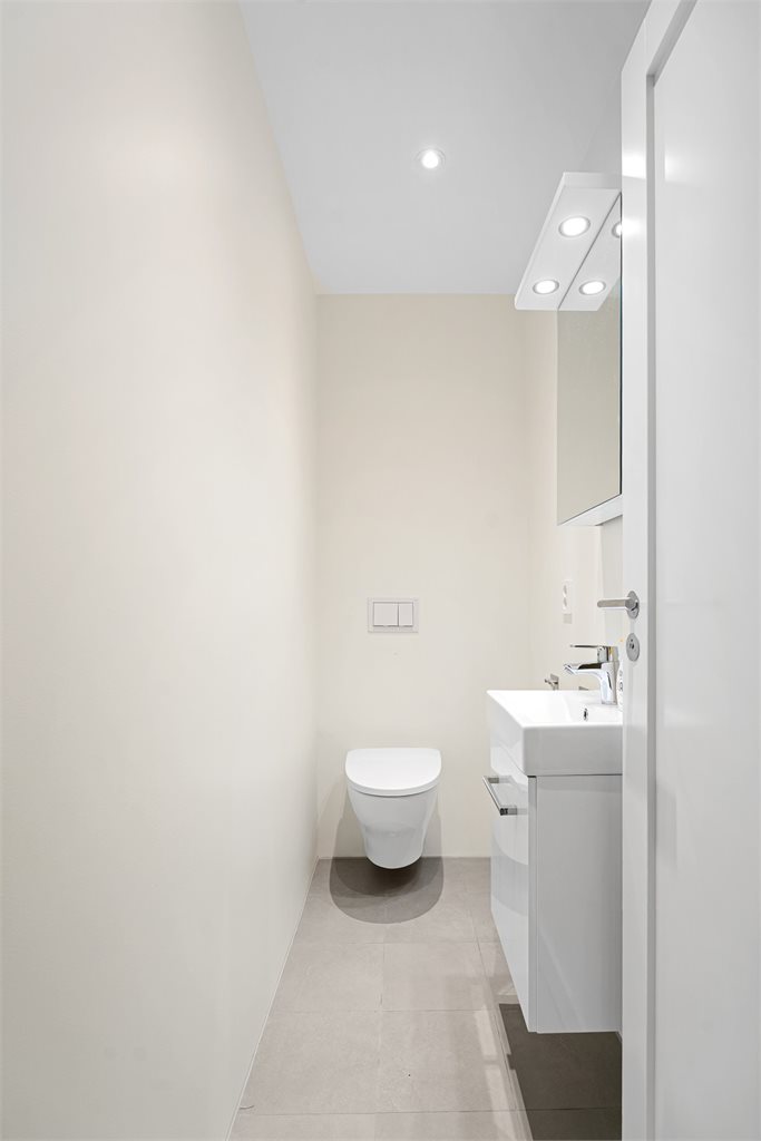 Stilrent gjestetoalett med servant.