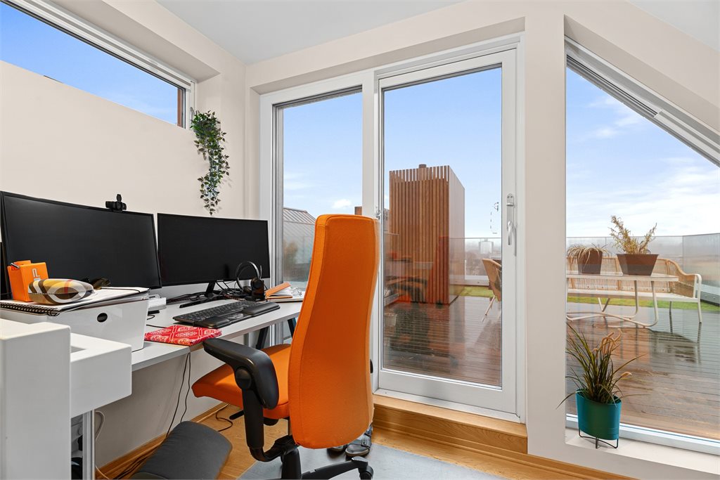 Kontor i 7.etg med utgang til stor solrik takterrasse.