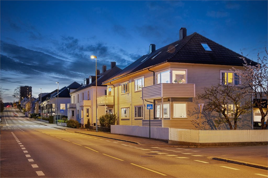 Velkommen til Marviksveien 53a, innholdsrik boligen med blant annet 2 hybler og leieinntekter pr kr 22.500,- 