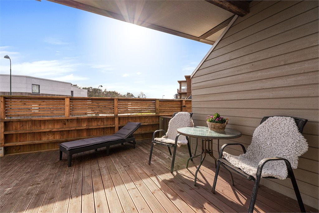 Leiligheten har en flott uteplass med god plass til sittegruppe og grill.