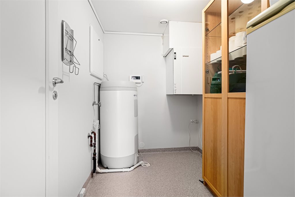 Teknisk bod - klargjort for å ha vaskemaskin, sluk i gulv og våtromsbelegg.