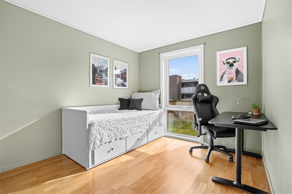 Hovedsoverommet er malt i en behagelig grønnfarge.