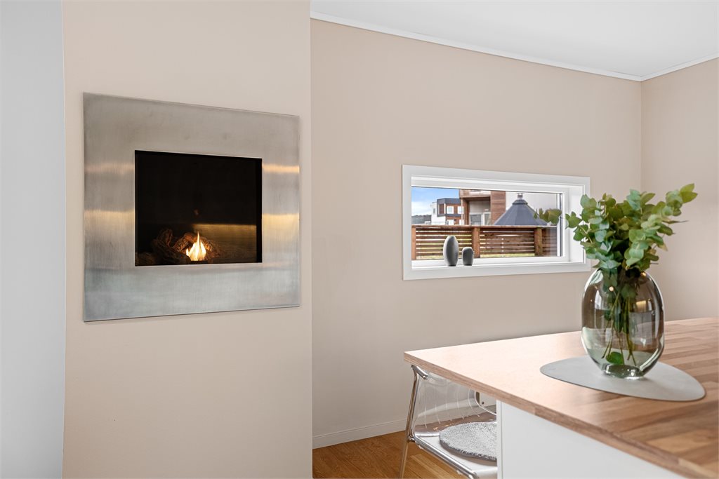 Koselig gasspeis blir et naturlig skille mellom stue og kjøkken.