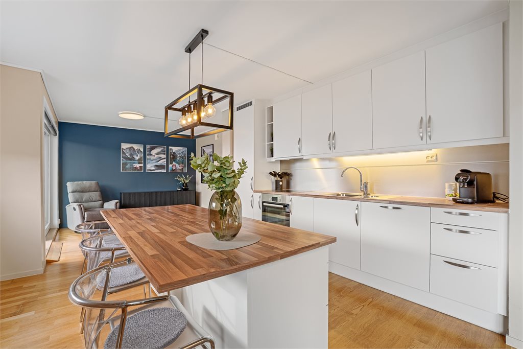 Stor kjøkkenøy perfekt for raske frokoster.