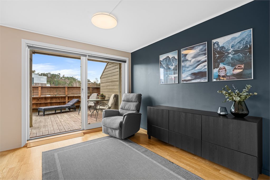 Like ved kjøkkenet er det utgang til boligens uteplass. 