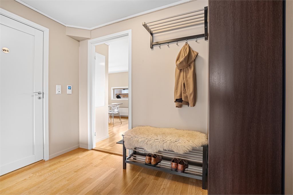 Du blir ønsker velkommen inn i gangen hvor du finner naturlig plassering for garderobe og annet møblement. 