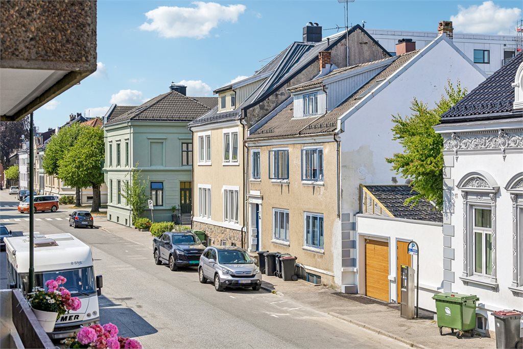 Utsyn mot byomgivelser og nærliggende bebyggelse.