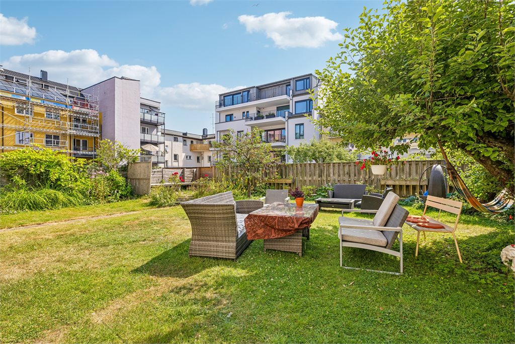 Felles hage med gode solforhold og plass til avslapning.