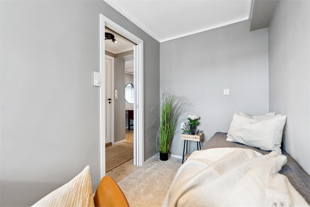 Soverom 1 har plass til seng. P
erfekt til hjemmekontor?