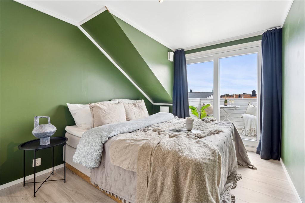 Det er store vindusflater som gir en god romfølelse. Utgang til balkong mot bakgård.