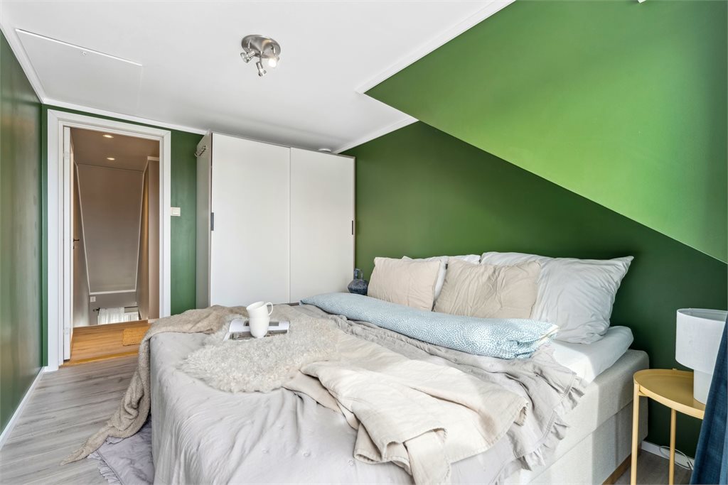 Soverom 2. God plass til dobbeltseng og garderobeskap.