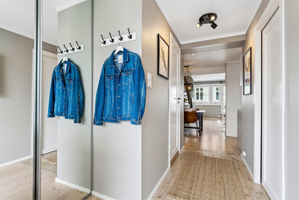 Leiligheten har høy standard og fremstår vellholdt og moderne.