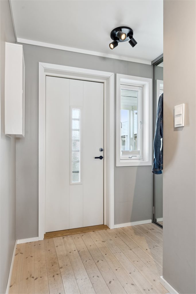 Det er plass til å henge av seg yttertøy og sette fra seg sko.