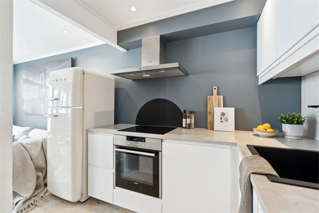 Kjøkkenet er innredet i en praktisk form med god med skap
- og oppbevaringsplass. Integrerte hvitevarer medfølger handelen.