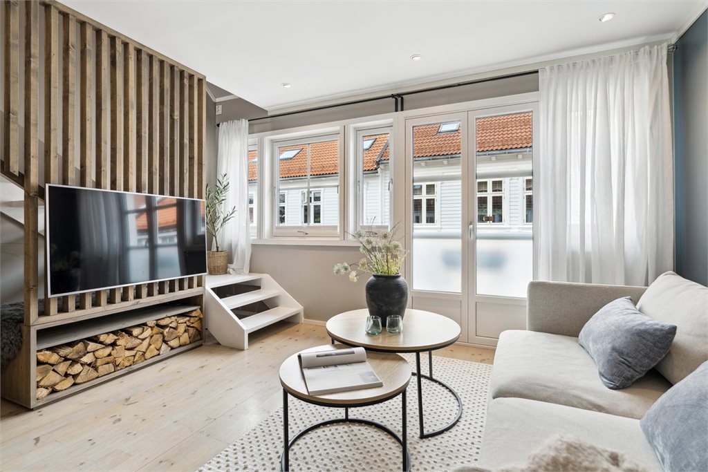 Her er det plass til å møblere med sofa og tilhørende møblement for å skape den stuen du selv ønsker. Det er også peiskos i stuen!