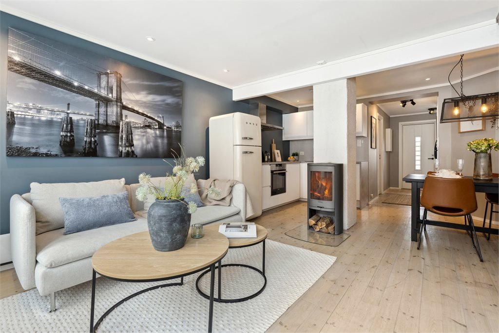 Delikat kjøkken som ligger i delvis åpning mot stuen.