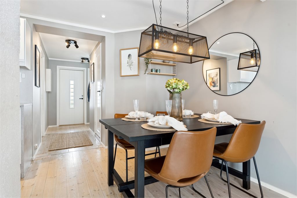 God plass til spisebord. Det er en gjennomtenkt planløsning tilrettelagt for det sosiale liv.