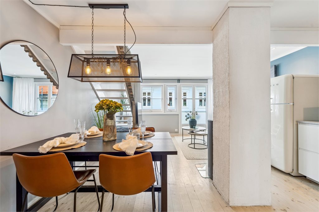 Slette lyse vegger og
 flotte gulv!