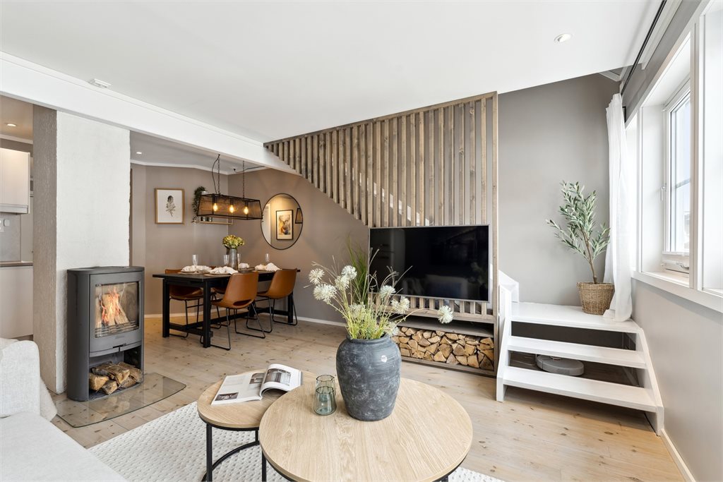 Opplev ekte hygge i denne koselige stuen med peis. Perfekt for avslappende kvelder og samlinger med familie og venner. La varmen fra peisen skape en innbydende atmosfære i ditt nye hjem.