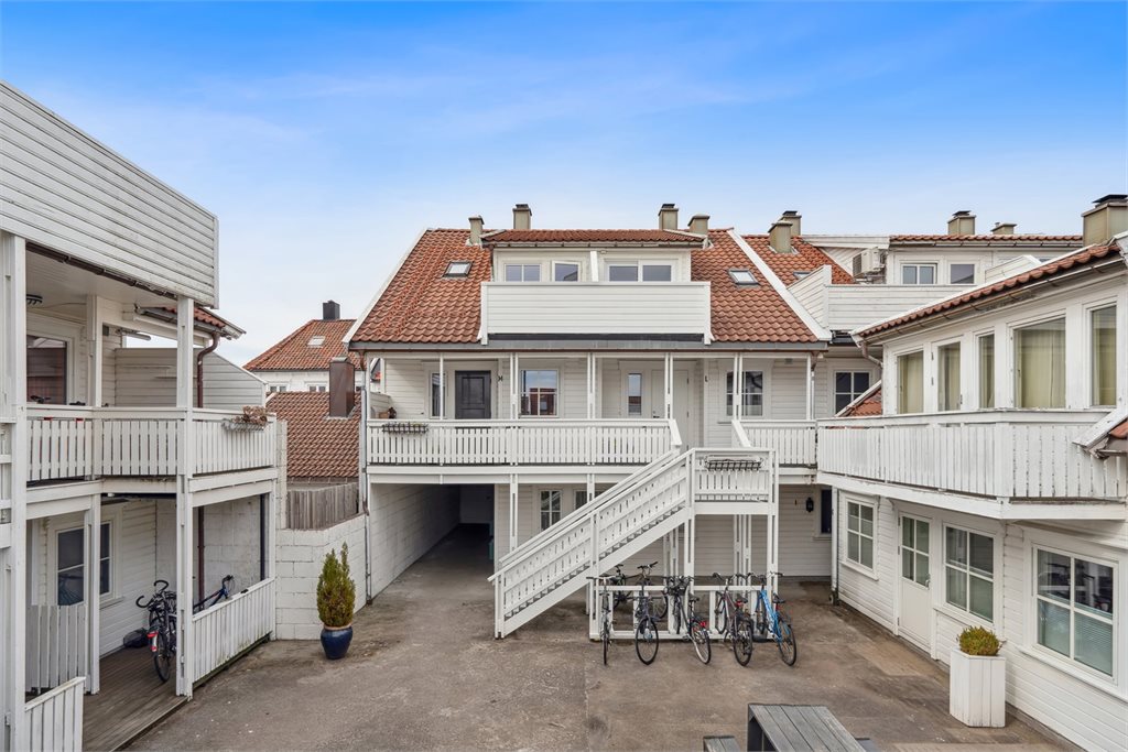 Flott selveierleilighet i andre etasje. Balkong mot bakgård og 
sentral beliggenhet.