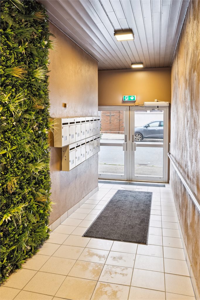 Inngangspartiet fra Kongens gate, her finner du inngang til boder, søppelrom og postkasser. 