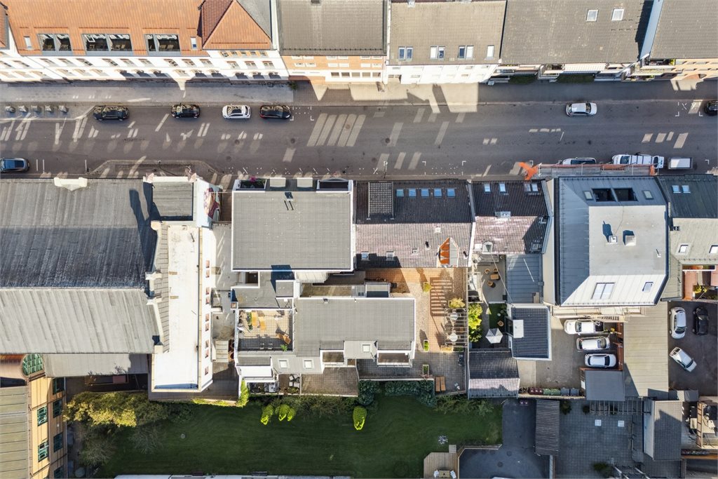 Her får du felles uteområde på bakkenivå, takterrasse og mulighet for å kjøpe parkering i kjeller. 