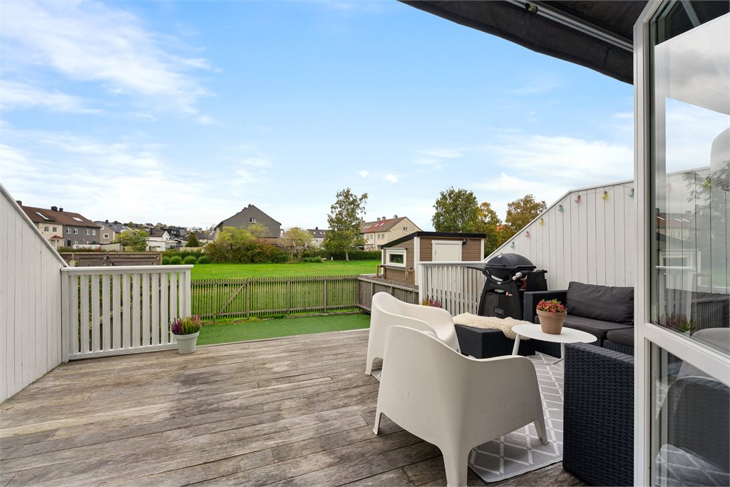 En hyggelig terrasse på ca. 22 m² – perfekt for sommerens måltider utendørs.