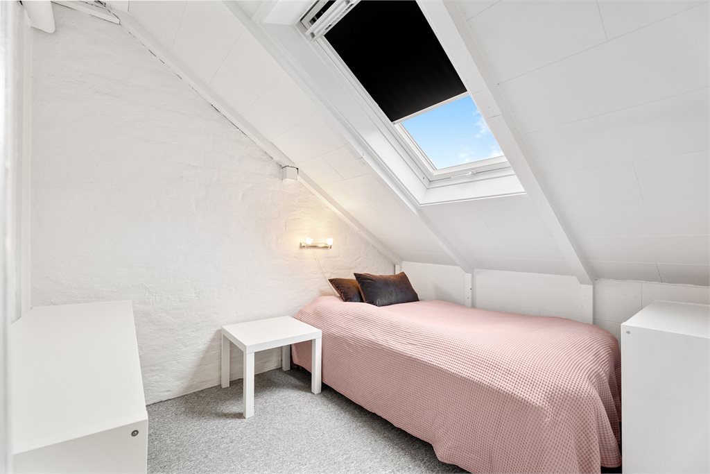 Loftet har også et rom innredet som soverom. Rommet er ikke dokumentert godkjent for varig opphold.