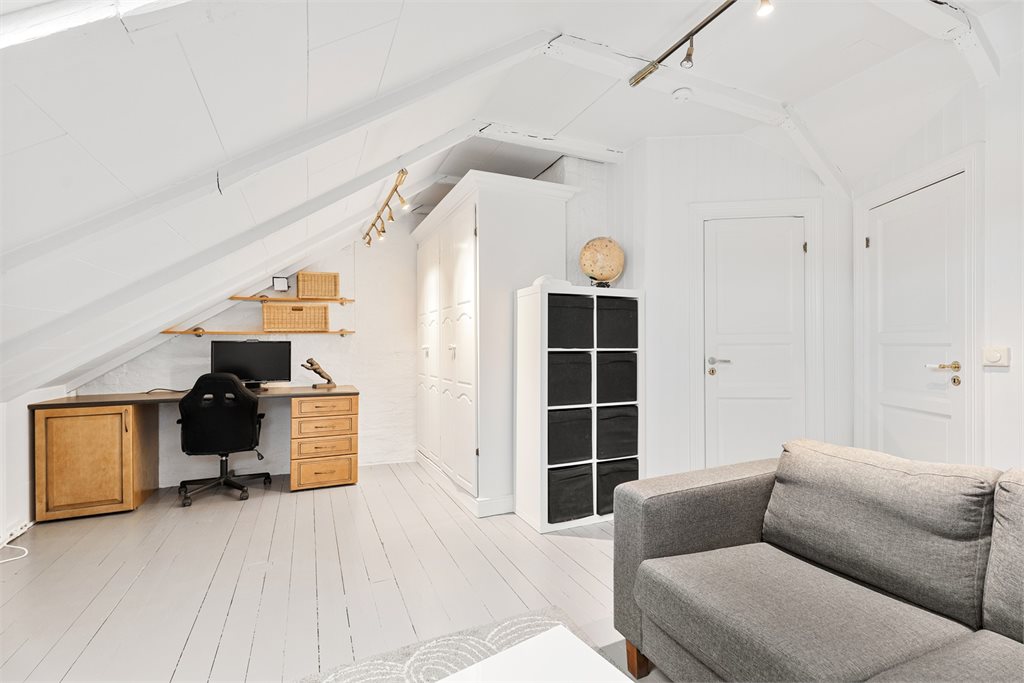 Rom på loftet, innredet som loftstue. Rommet er ikke dokumentert godkjent for varig opphold.