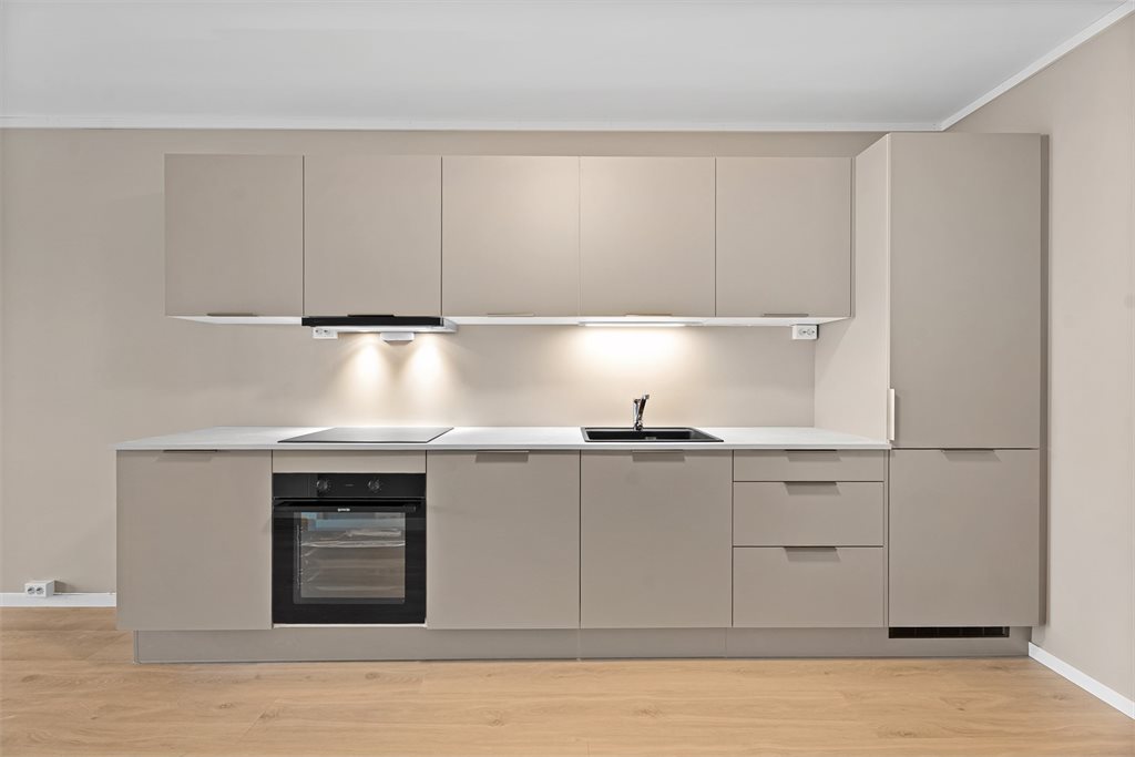 Kjøkken i tilsvarende leilighet hvor hvitevarer (som er tilvalg) er satt inn. 