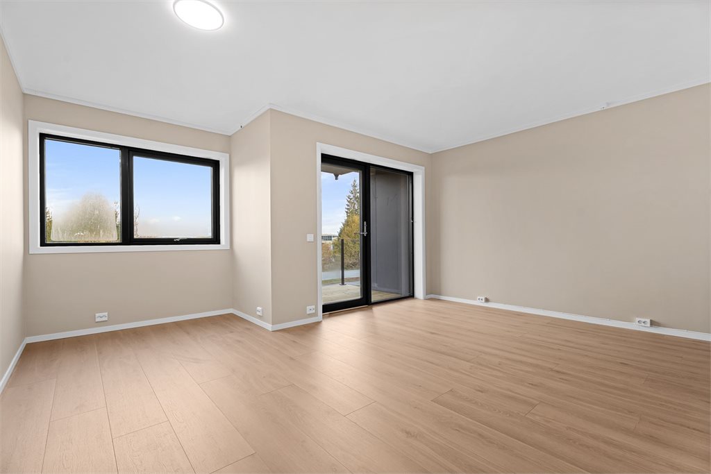 Leiligheten har en god planløsning - utgang til veranda fra stuen med ettermiddagssol.