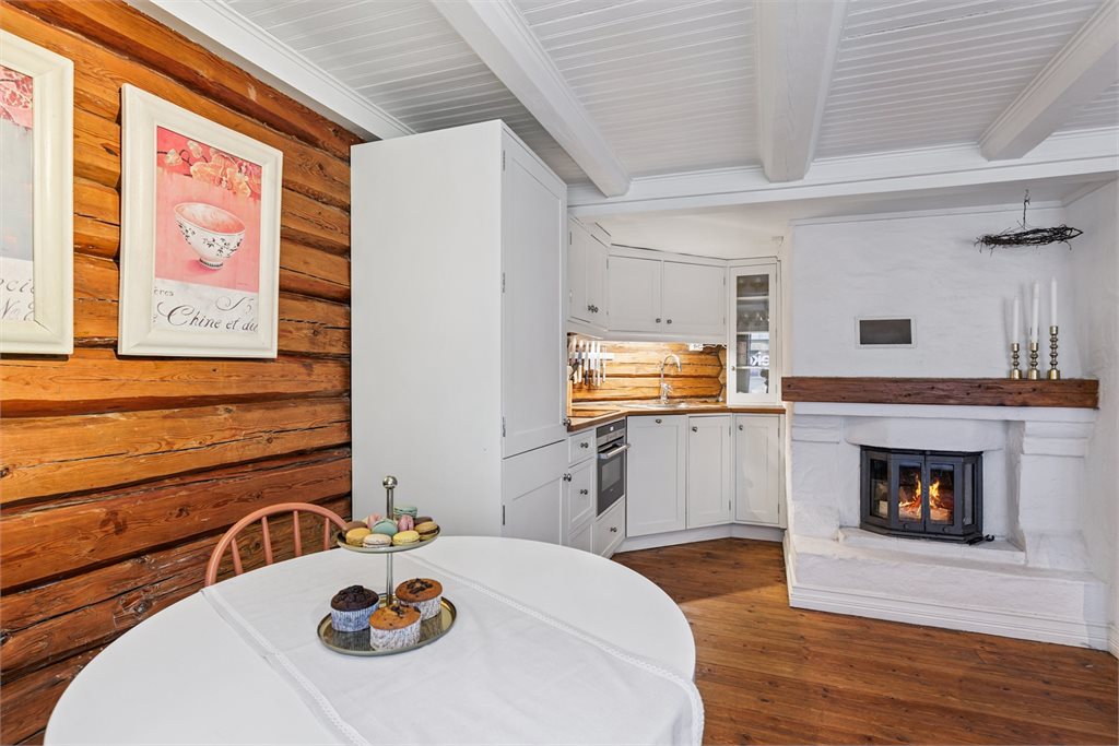 Midt mellom kjøkken og sofagruppe, finner du en naturlig plass for spisegruppen. 