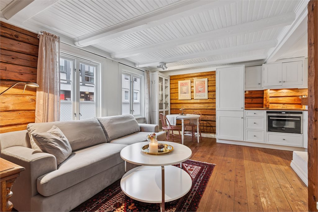 Her er det åpen løsning mot kjøkken, dette skaper et sosialt rom hvor det er koselig å invitere til middag!