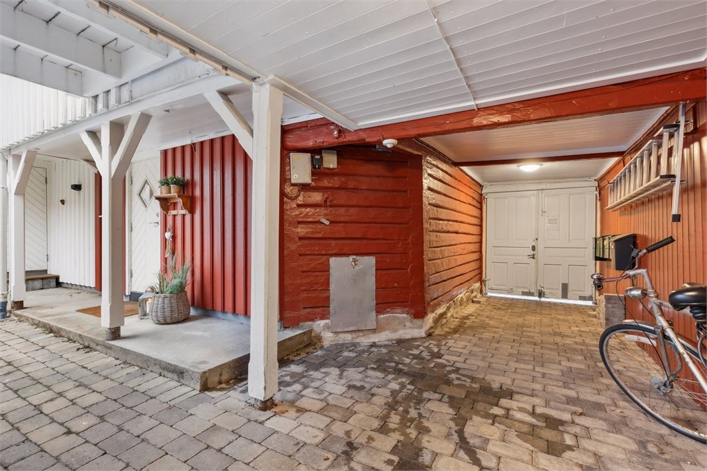 Like utenfor døren har finner du den pulserende bykjernen med et stort utvalg servicetilbud. Kort avstand til turløype i Baneheia, eller Bystranda for bading. 