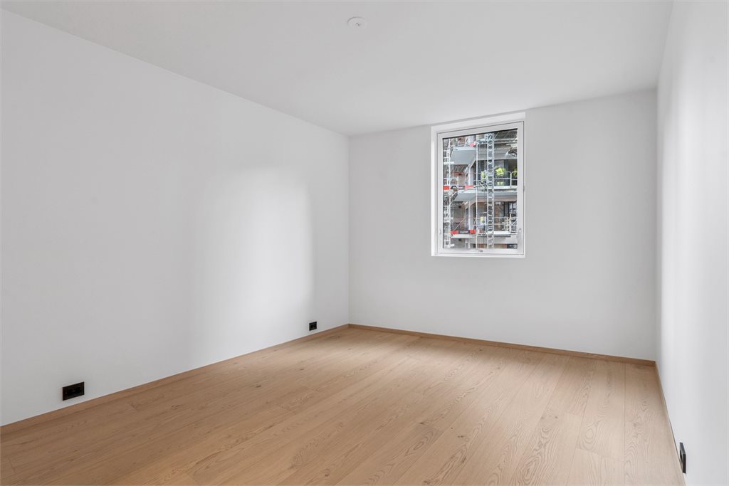 Stort hovedsoverom med walk-in closet og bad