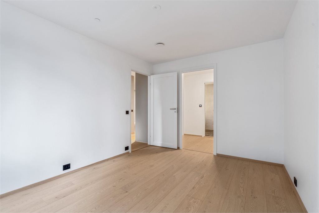 Stort hovedsoverom med walk-in closet og bad
