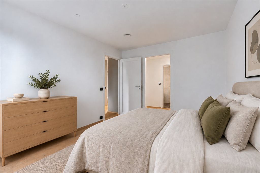 Stort hovedsoverom med walk-in closet og bad - AI-generert møblering, avvik på rommet kan forekomme
