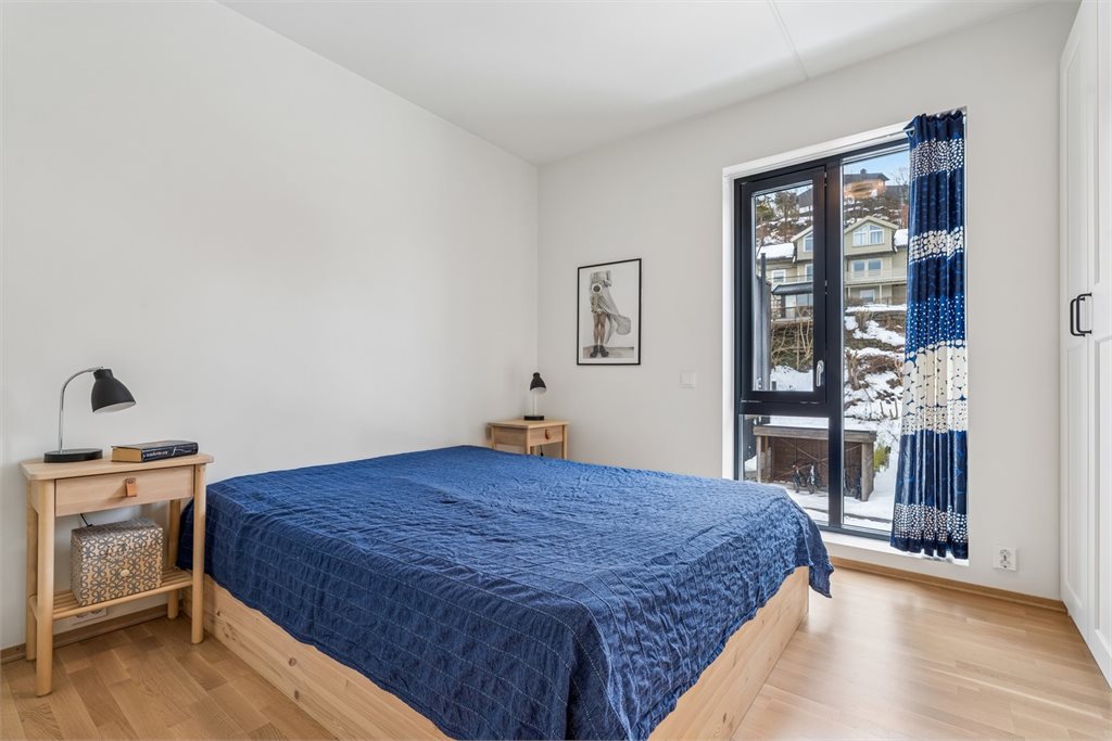 Soverom 1. God plass til dobbeltseng og garderobeskap.