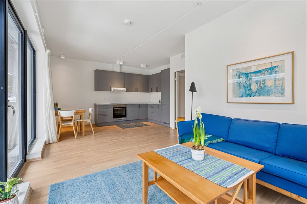 Åpen og sosial løsning mellom kjøkken og spiseplass.