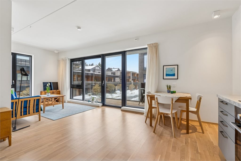 Leiligheten er fra 2021 og holder gjennomgående god standard.