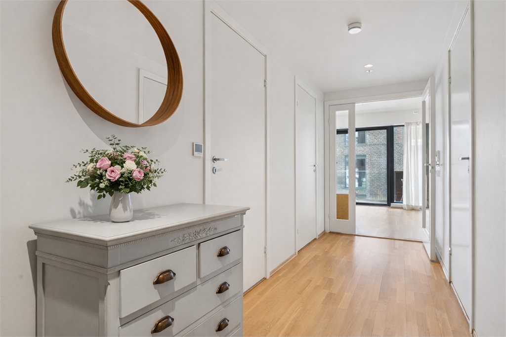 Velkommen inn! Det er adkomst til leiligheten via trapp eller heis.